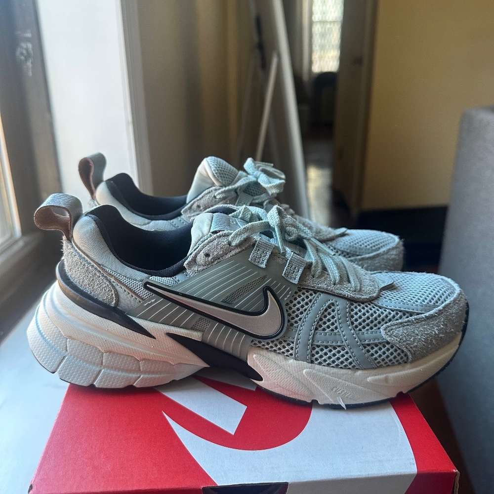 Brand New Nike V2K Run sneakers Women’s size 7.5